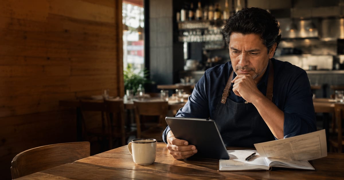 Dueño de restaurante chileno revisando los márgenes de su carta para mejorar la rentabilidad del negocio